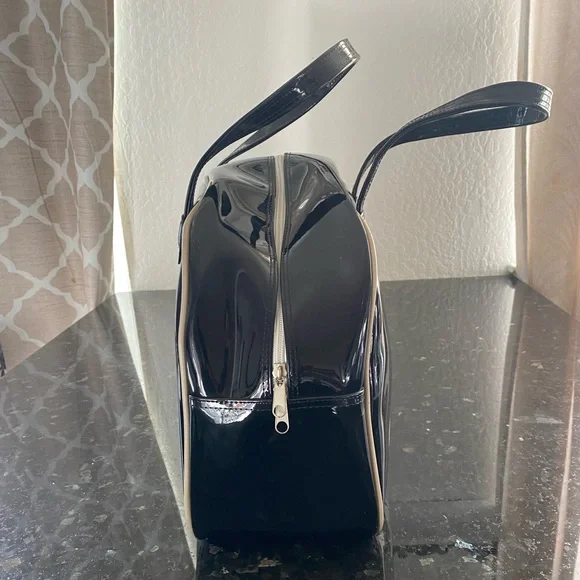 SNOOPY PEANUTS | Patent Faux Leather Duffel Bag - Picture 2 of 6